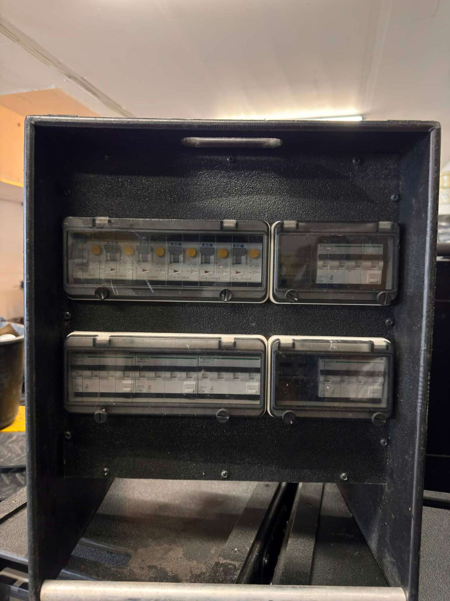 63A strømtavle set fra siden – robust kabinet til byggeplads